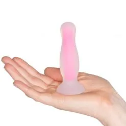 Baseks Glow In The Dark Liten Analdildo -Onaniprodukter butikk 25143 baseks glow in the dark anal dildo small pink 50 hand 1