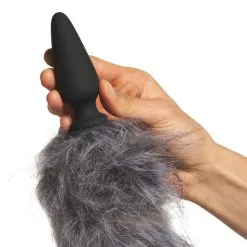 Tailz Analplugg Med 3 Halefester -Onaniprodukter butikk 27341 tailz butt plug with 3 tail attachments 51 hand q100